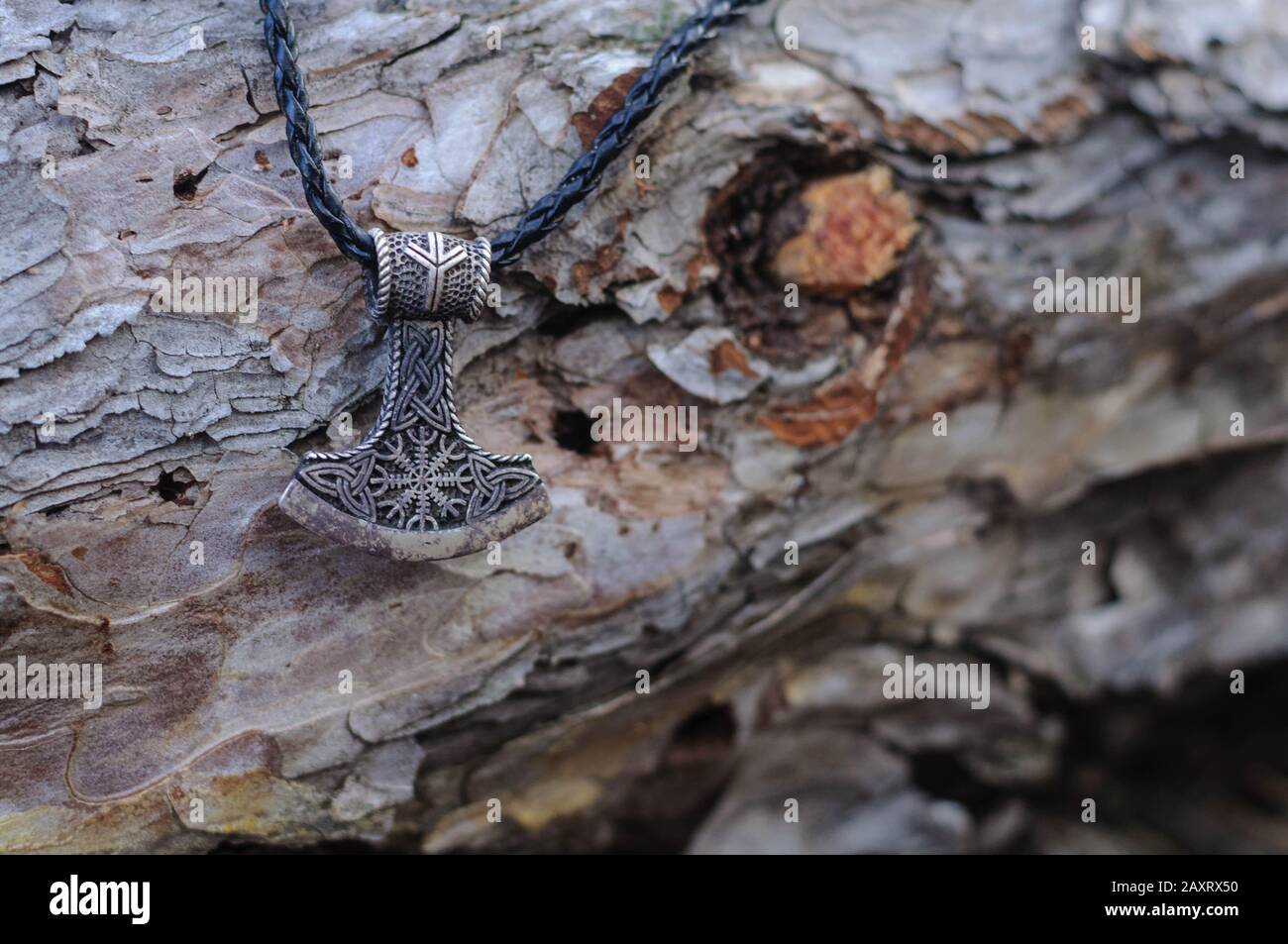 Amuleto de plata martillo de Thor en el bosque Foto de stock