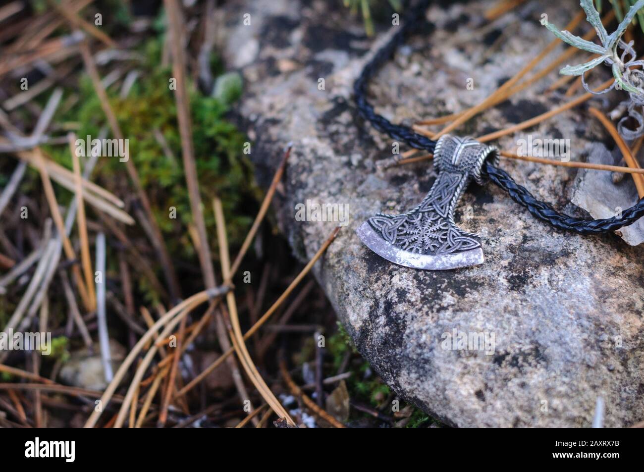 Amuleto de plata martillo de Thor en el bosque Foto de stock