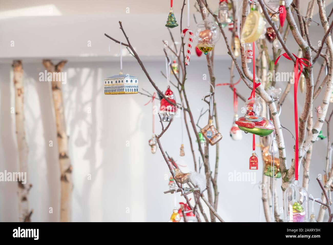 Decoración, adornos de Navidad, bolas de vidrio, troncos de abedul Foto de stock