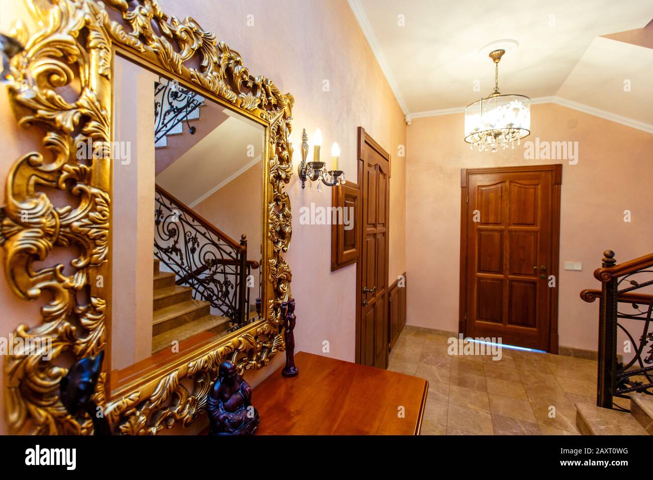 Espejo de pared con borde de madera Katedral