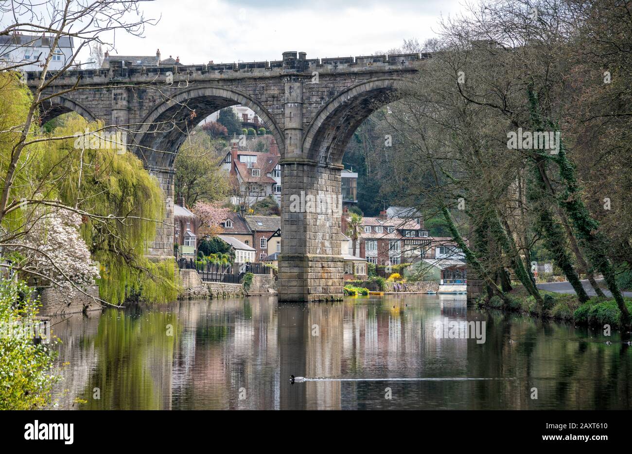 Knaresborough con el río Nidd y viaducto ferroviario, Yorkshire, Reino Unido Foto de stock