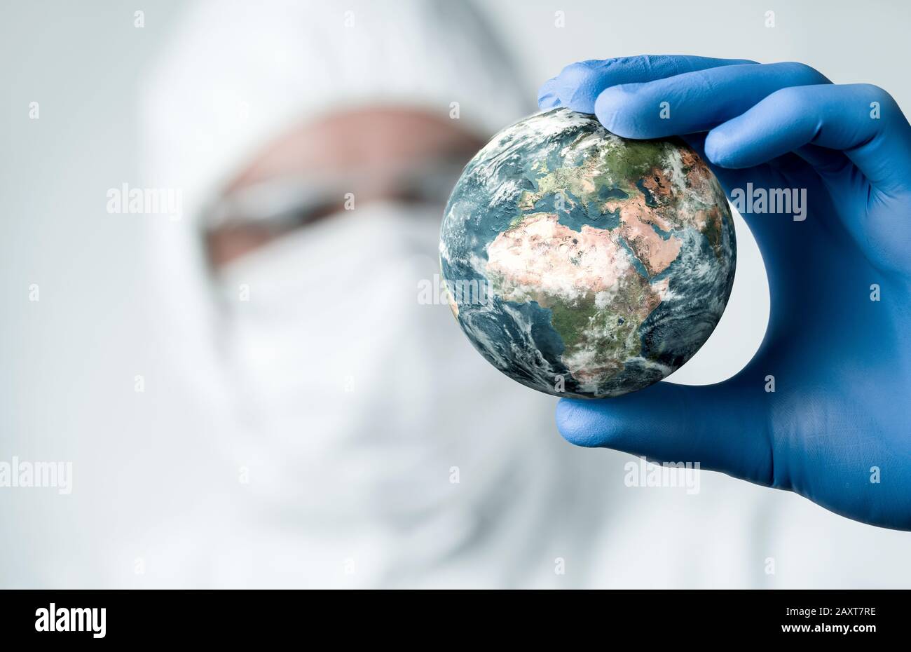 Concepto de pandemia, cerca de los científicos holdnig y analizando planeta tierra Foto de stock