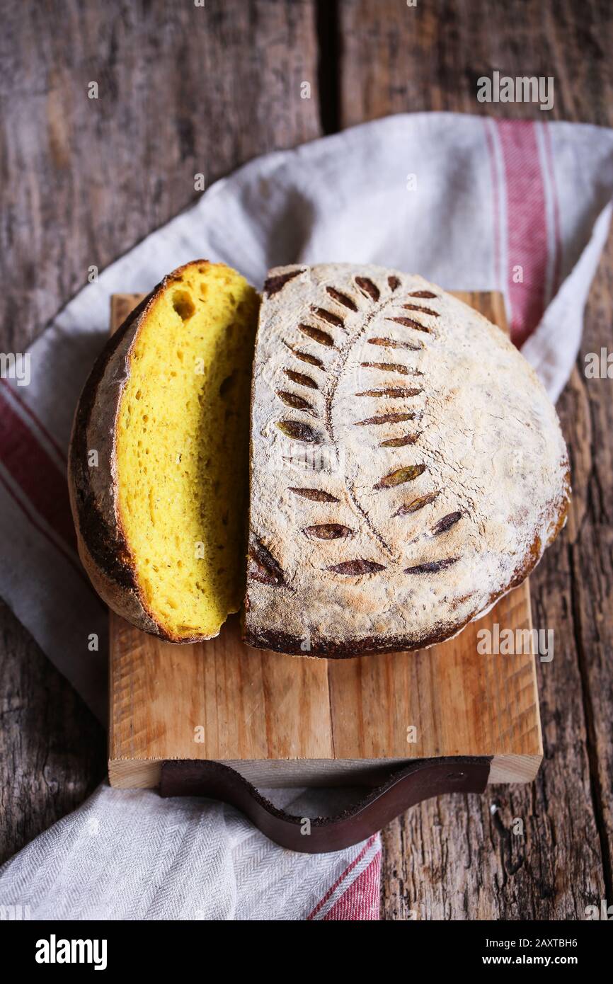 Pan cúrcuma de masa fermentada Foto de stock