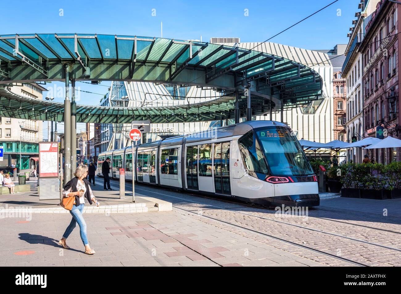 Hay un tranvía en la estación de tranvía Homme de Fer, coronada por una rotonda de vidrio, la estación de tranvía más concurrida de Estrasburgo, Francia. Foto de stock