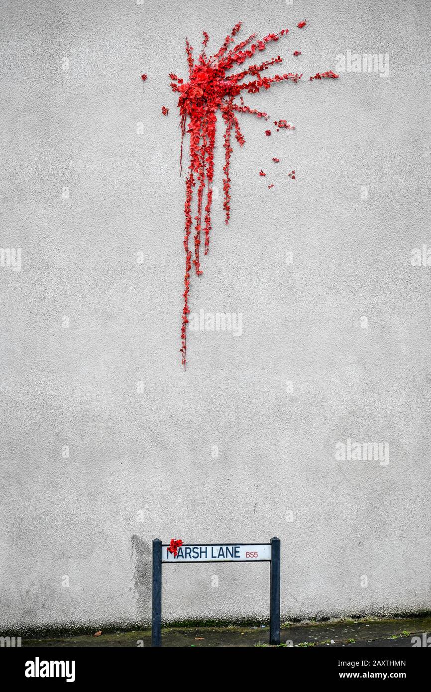 Una nueva obra de arte al lado de una casa en Marsh Lane, Barton Hill