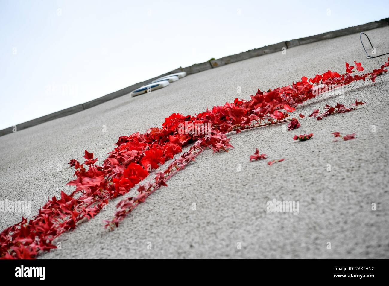 Una nueva obra de arte al lado de una casa en Marsh Lane, Barton Hill