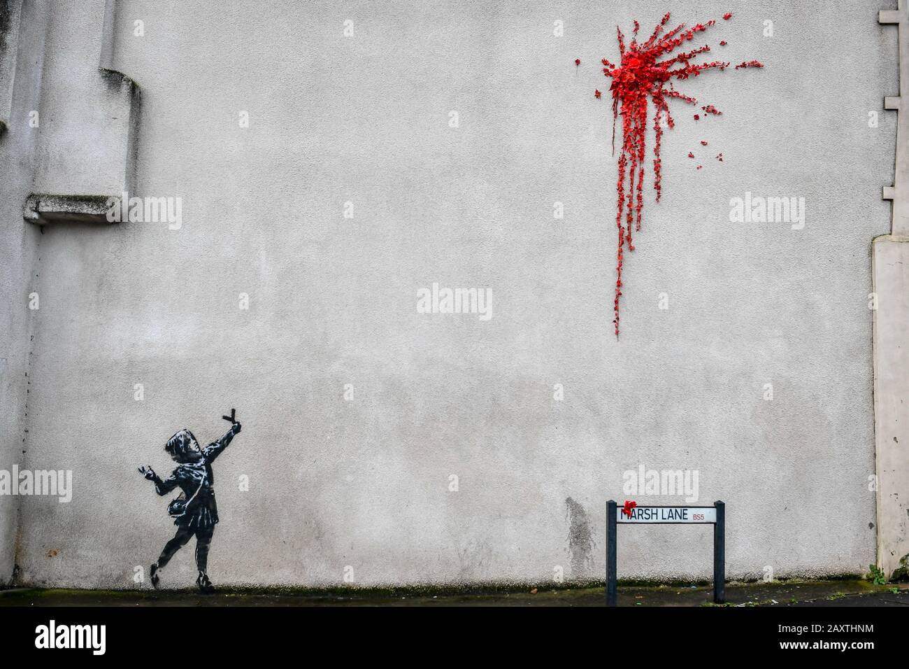 Una nueva obra de arte al lado de una casa en Marsh Lane, Barton Hill