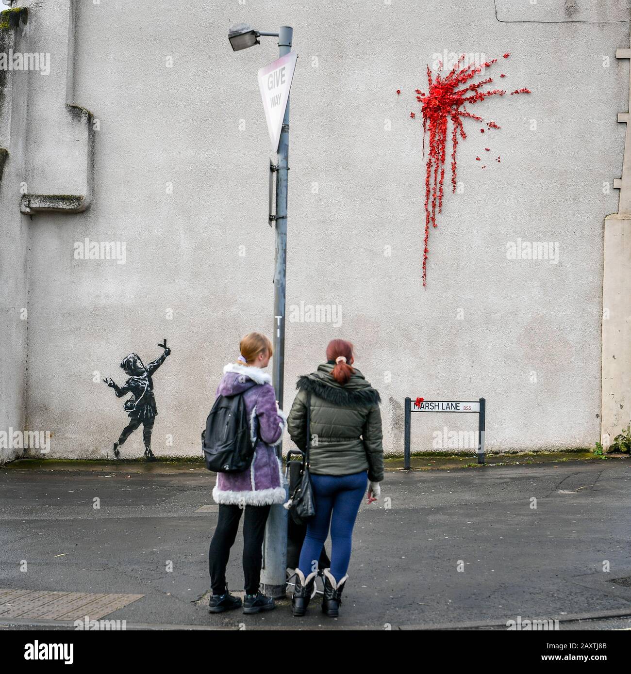 Una nueva obra de arte al lado de una casa en Marsh Lane, Barton Hill