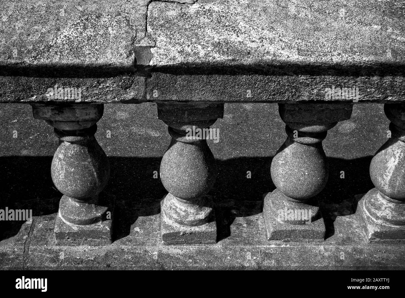 Tiro de ángulo alto de una vieja baluster de piedra Foto de stock