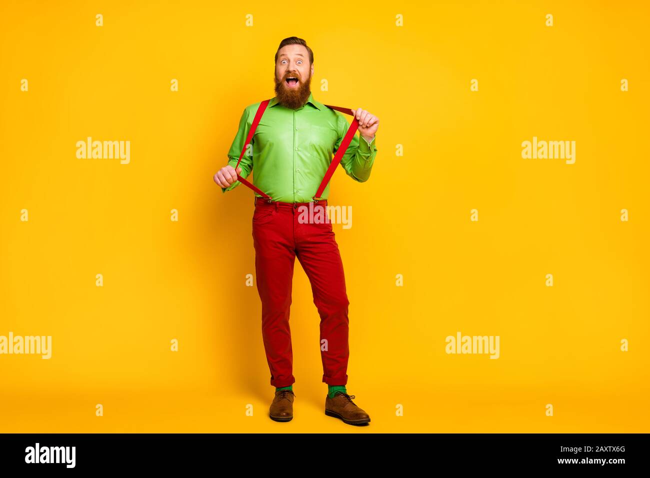 Foto de cuerpo completo de atractivo tipo divertido modelo buen humor  juguetón macho vestir verde camisa rojo pantalón pantalones calcetines  calzado aislado vibrante color Fotografía de stock - Alamy