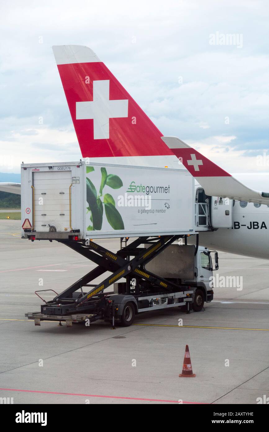Gate Gourmet línea aérea suministros de catering - comidas a bordo / aperitivos en el vuelo - se carga en un vuelo suizo / avión en el aeropuerto GVA de Ginebra en Suiza. (112) Foto de stock