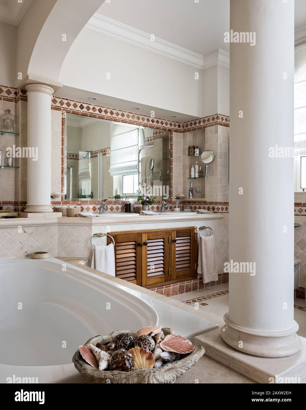 Baño de estilo clásico con columnas Foto de stock