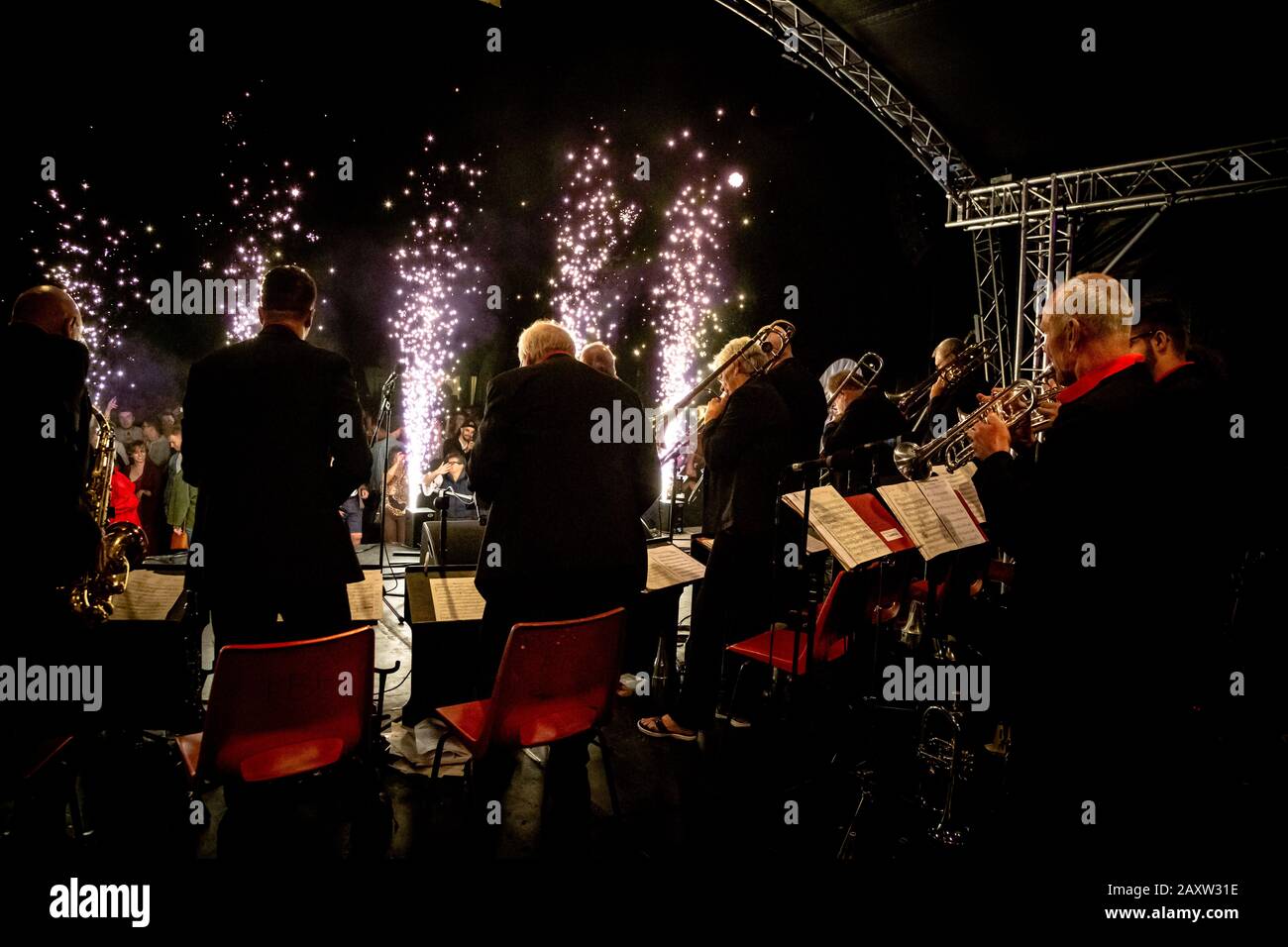 Taverners Big Band rodó desde atrás con fuegos artificiales pirotécnicos en frente del escenario en Stompin en los Quomps Foto de stock