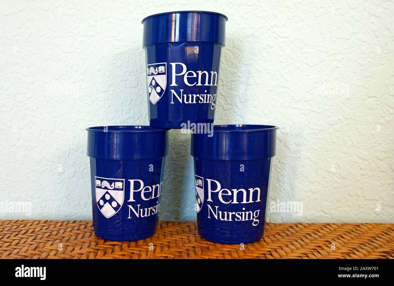 University of Pennsylvania School of Nursing glasses, copas de plástico azul, apiladas, escudo, logotipo, still life, prestigiosa universidad, horizontal Foto de stock