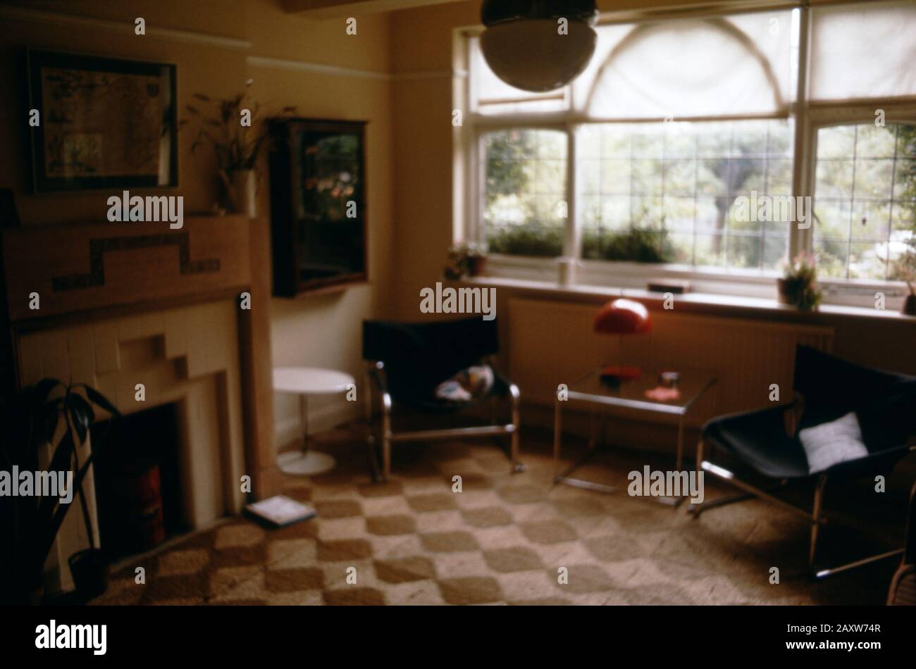 Una sala de estar de una casa suburbana de 1930s mocases Tudor en el noroeste de Londres en el Reino Unido 1973 Foto de stock