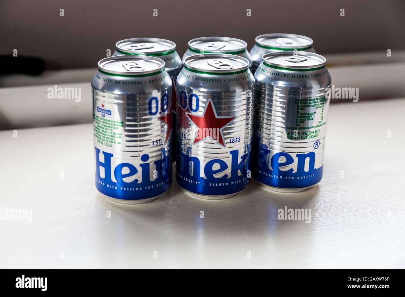 Seis latas de cerveza Heineken sin alcohol apiladas juntas en un armario Foto de stock