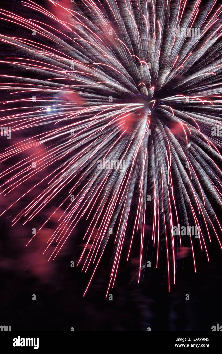 La explosión de la pantalla de fuegos artificiales crea un colorido contraste de color y movimiento difuminado contra un cielo nocturno oscurecido. Vista espectacular en Baltimore MD. Foto de stock