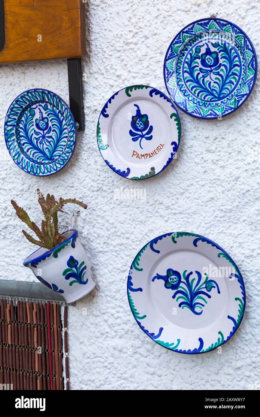 Placas de cerámica colgando en la pared blanca lavada exterior en la aldea  española de Pampaneira, Andalucía, España en febrero Fotografía de stock -  Alamy
