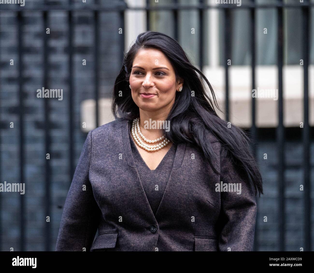 Londres, Reino Unido. 13 de febrero de 2020. Priti Patel MP PC Home Secretary deja 10 Downing Street, Londres como parte de la remezcla de gabinete crédito: Ian Davidson/Alamy Live News Foto de stock