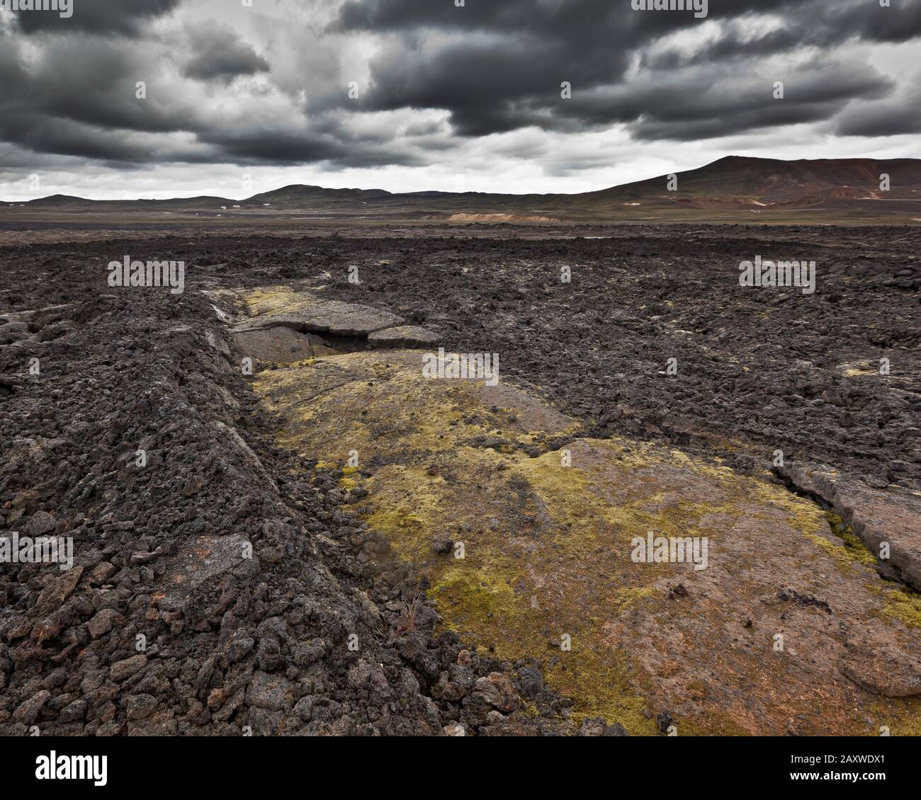 Lloviendo, geotérmica -área volcánica, Krafla, norte de Islandia Foto de stock