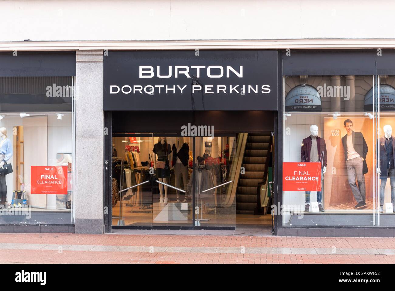 Burton clothing shop fotografías e imágenes de alta resolución - Alamy