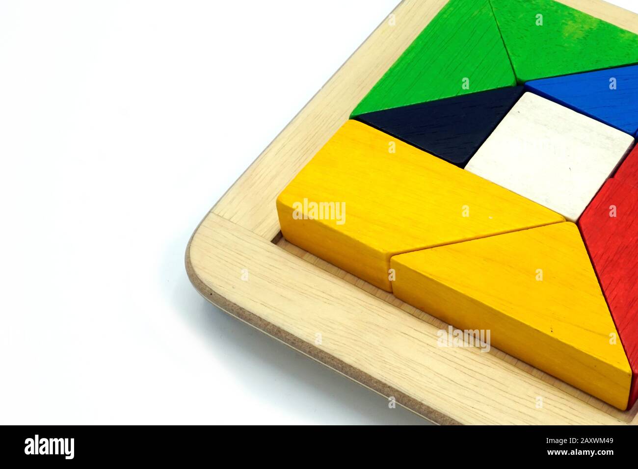 Tangram, juego de rompecabezas tradicional chino hecho de diferentes piezas  de madera de colores que se reúnen en una forma distinta, en una caja de  madera. Aislado encendido Fotografía de stock -