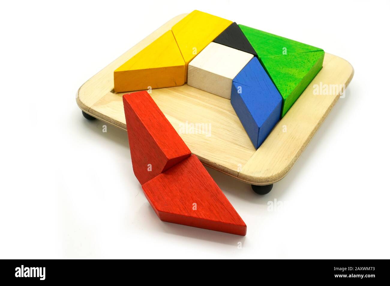 Tangram, juego de rompecabezas tradicional chino hecho de diferentes piezas  de madera de colores que se reúnen en una forma distinta, en una caja de  madera. Aislado encendido Fotografía de stock -