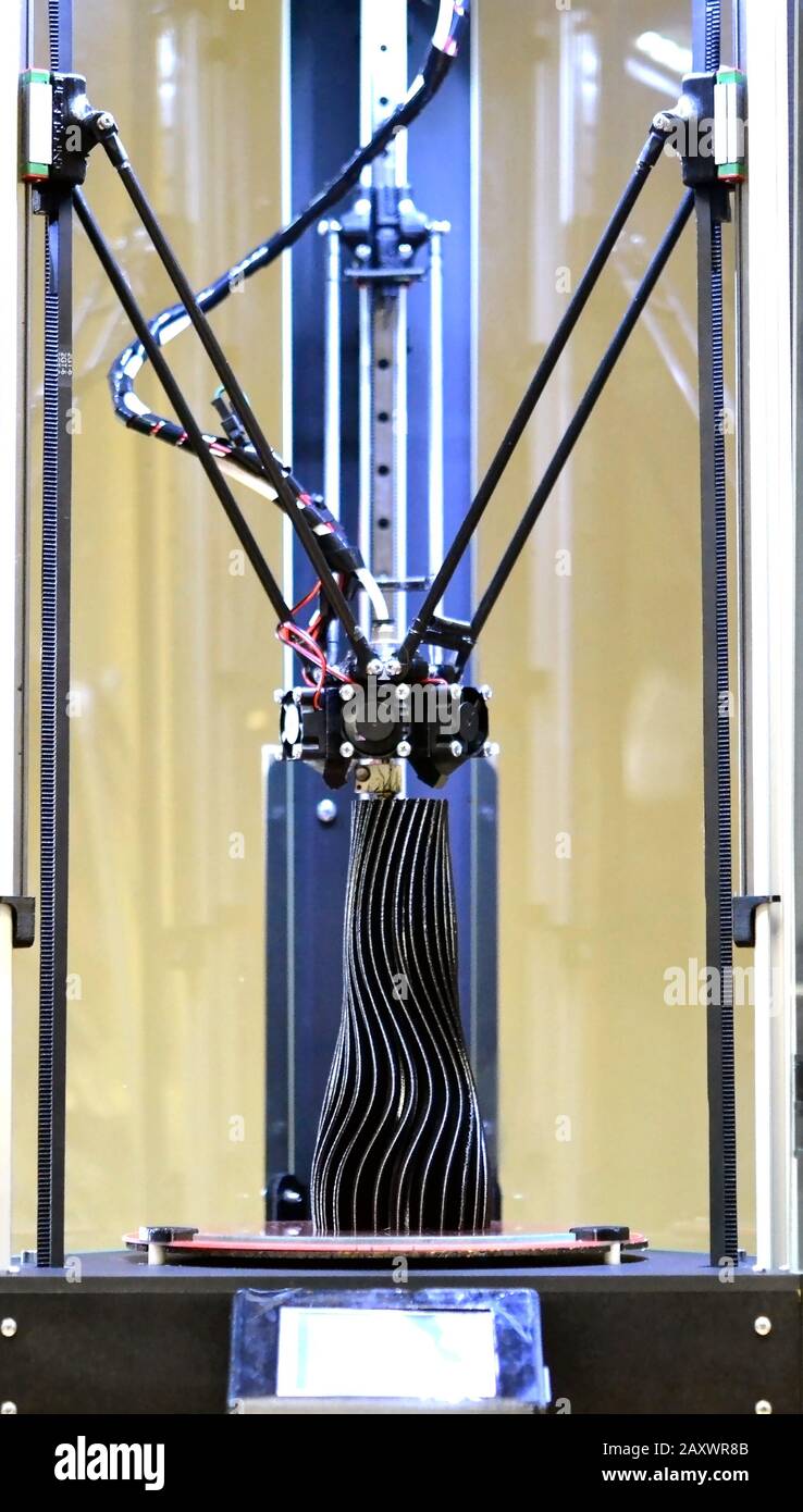 La impresora 3d de tres ejes crea un objeto en forma de un primer plano de  jarrón negro. Tecnologías modernas de aditivos progresivas 4.0 revolución  industrial Fotografía de stock - Alamy
