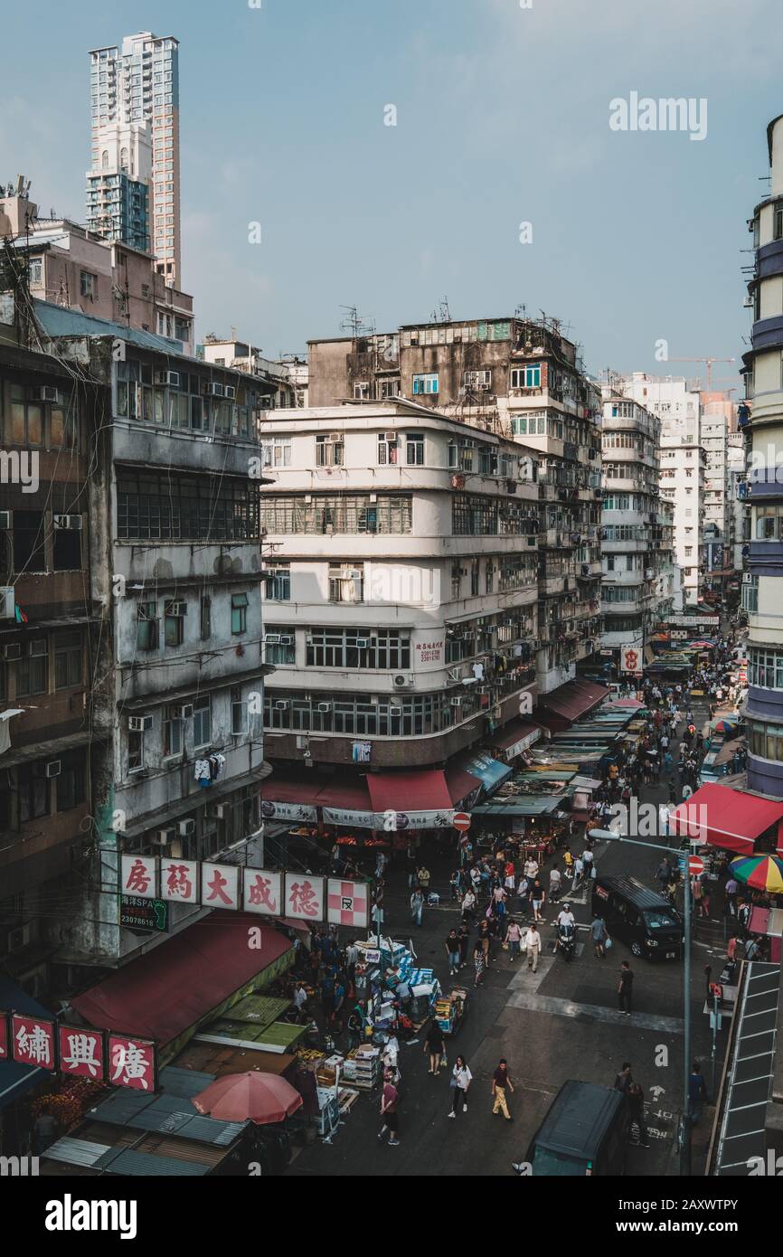 Hong Kong - Noviembre de 2019: Paisaje urbano, y gente en el mercado de la calle en Sham Shui Po, Hong Kong Foto de stock