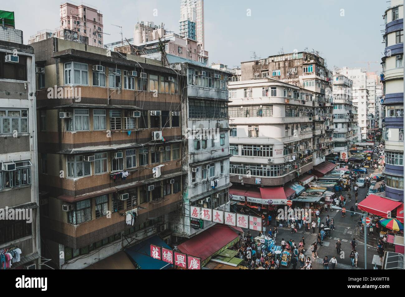 Hong Kong - Noviembre de 2019: Paisaje urbano, y gente en el mercado de la calle en Sham Shui Po, Hong Kong Foto de stock