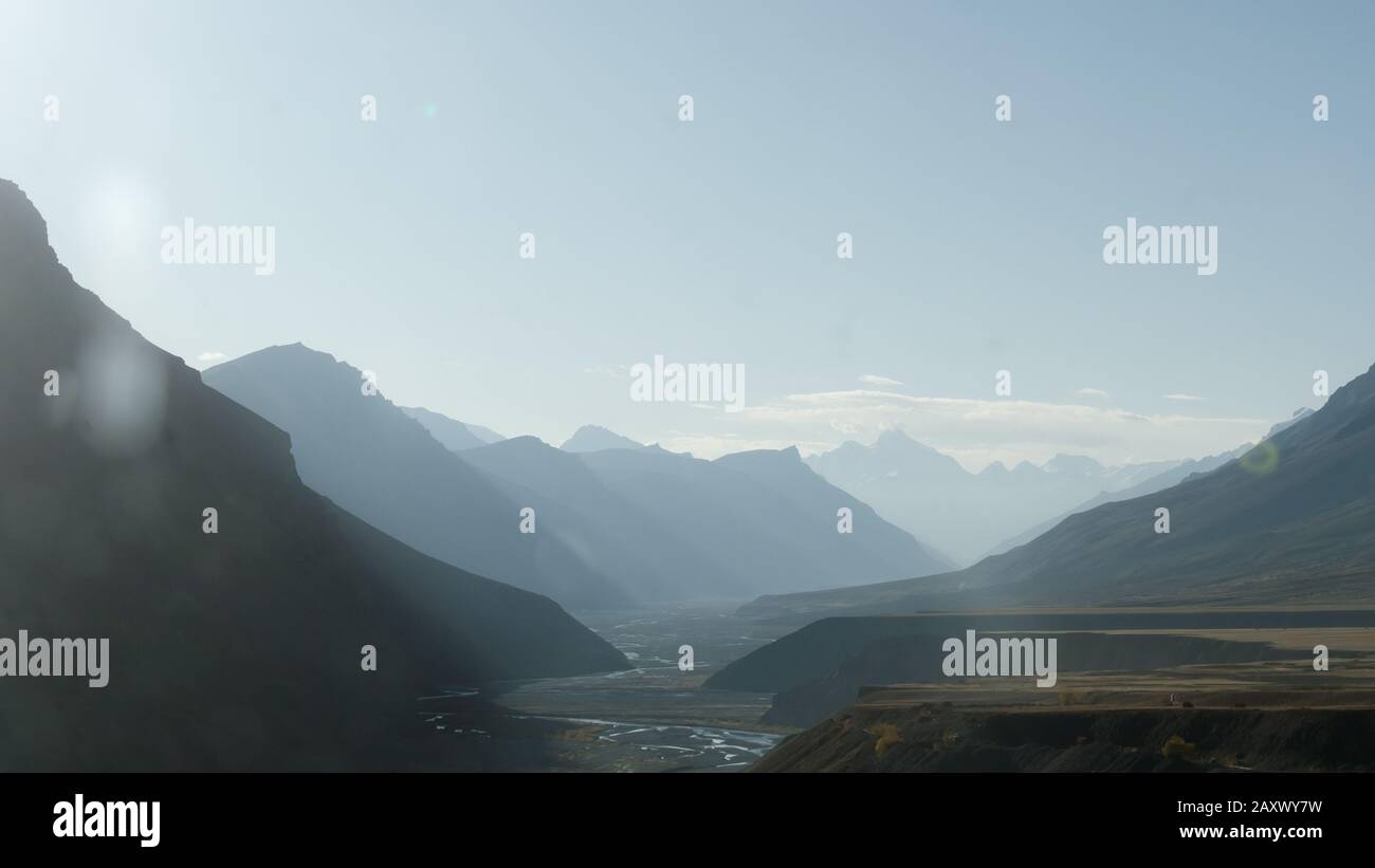 Hermoso reflejo de luz del sol al atardecer cayendo en el valle de Silhouette Mountain. Cachemira Valley, Jammu Y Cachemira, India Asia Pacífico Foto de stock