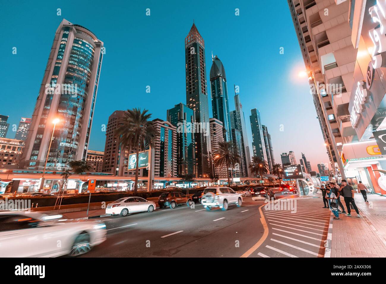 28 de noviembre de 2019, EAU, Dubai: Sheikh Zayed Road y numerosos hoteles y rascacielos por la noche en Dubai Foto de stock