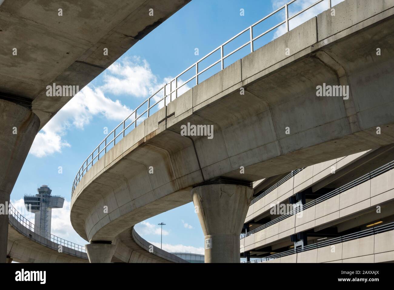Sobrepase AirTrain con la Torre de Control en el fondo en el Aeropuerto Internacional John F. Kennedy, Nueva York, Estados Unidos Foto de stock