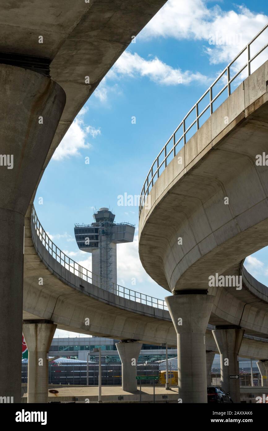 Sobrepase AirTrain con la Torre de Control en el fondo en el Aeropuerto Internacional John F. Kennedy, Nueva York, Estados Unidos Foto de stock