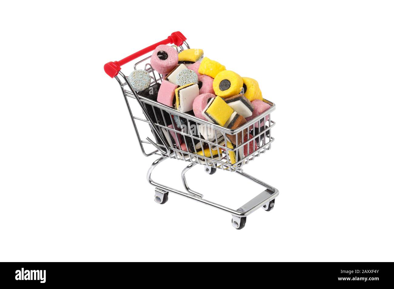 fluir Hazme Menstruación Carrito de compras lleno de dulces variados de regaliz inglés aislados  sobre fondo blanco Fotografía de stock - Alamy