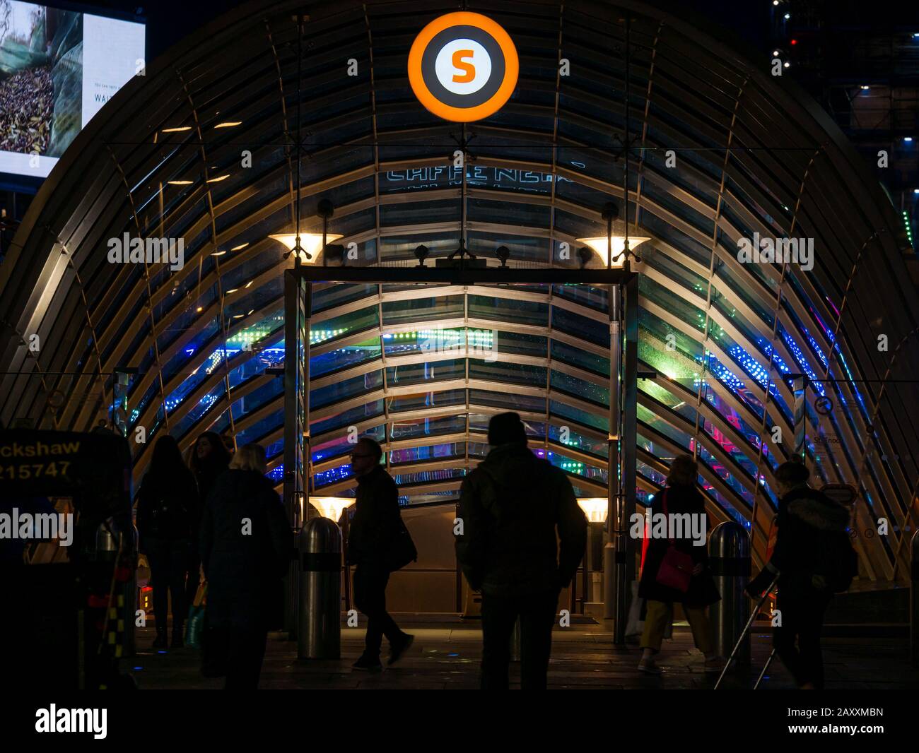 Entrada a la estación de metro de St Enoch por la noche, Argyle Street, Glasgow, Escocia, Reino Unido Foto de stock