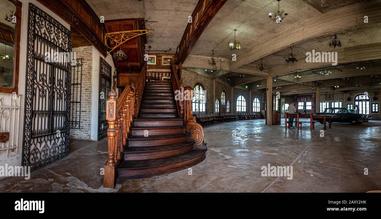 Gonzalez CATAN, ARGENTINA, 28 DE SEPTIEMBRE de 2019: Escaleras en el interior de un edificio abandonado en la increíble ciudad medieval de Campanopolis. Foto de stock