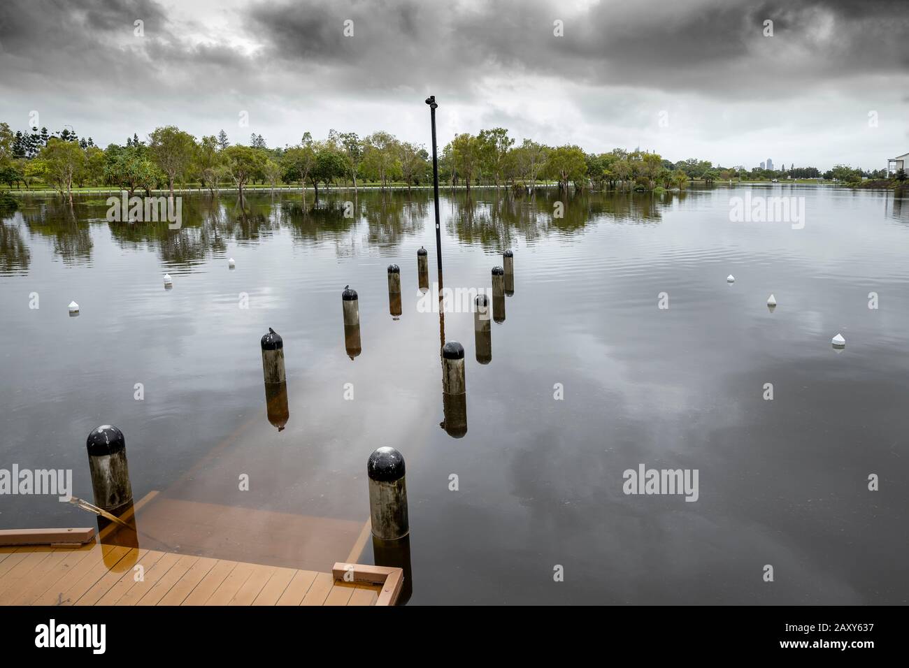 Inundaciones causadas por la lluvia constante en la Costa de Oro, Queensland, Australia Foto de stock