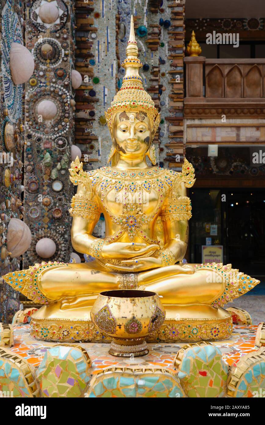 Estatua Del Buda De Oro En Wat Pha Sorn Kaew, Khaem Son, Distrito Khao Kho, Phetchabun, Tailandia Foto de stock