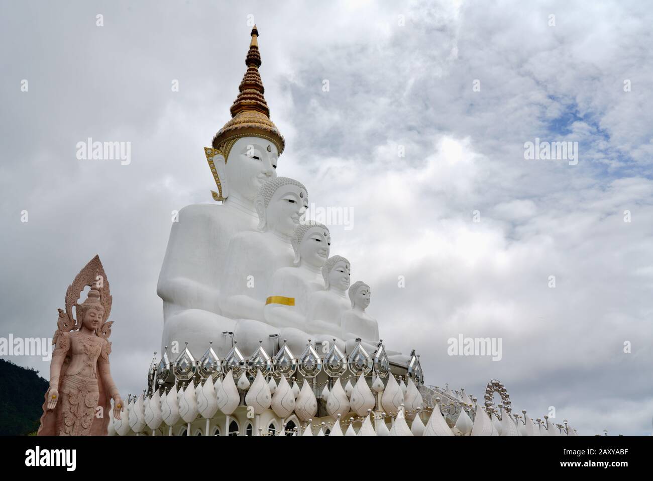 Grandes Estatuas Blancas De Buda En Wat Pha Sorn Kaew, Khaem Son, Khao Kho District, Phetchabun, Tailandia Foto de stock