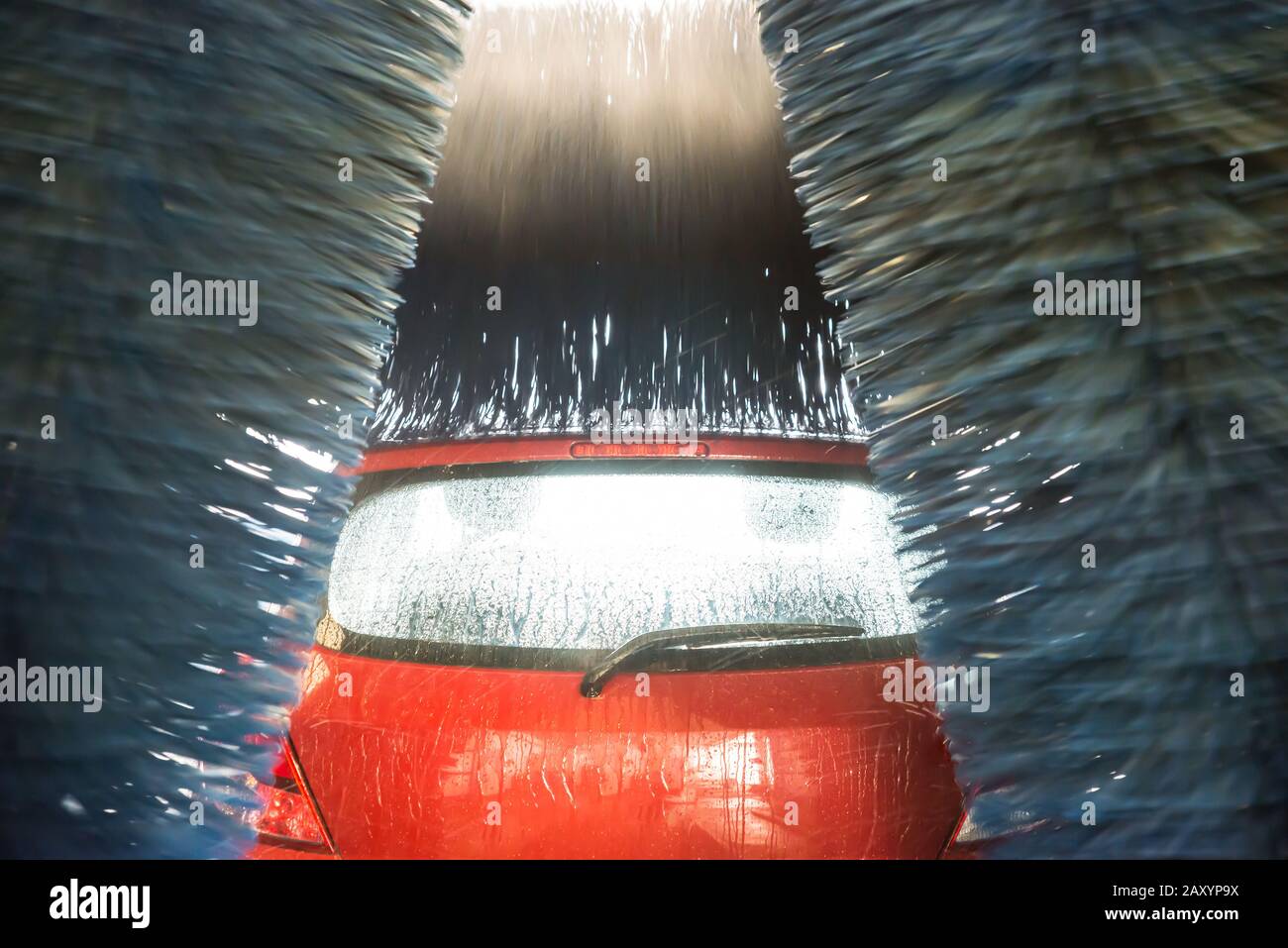 Lavado automático de automóviles con agua en acción Foto de stock