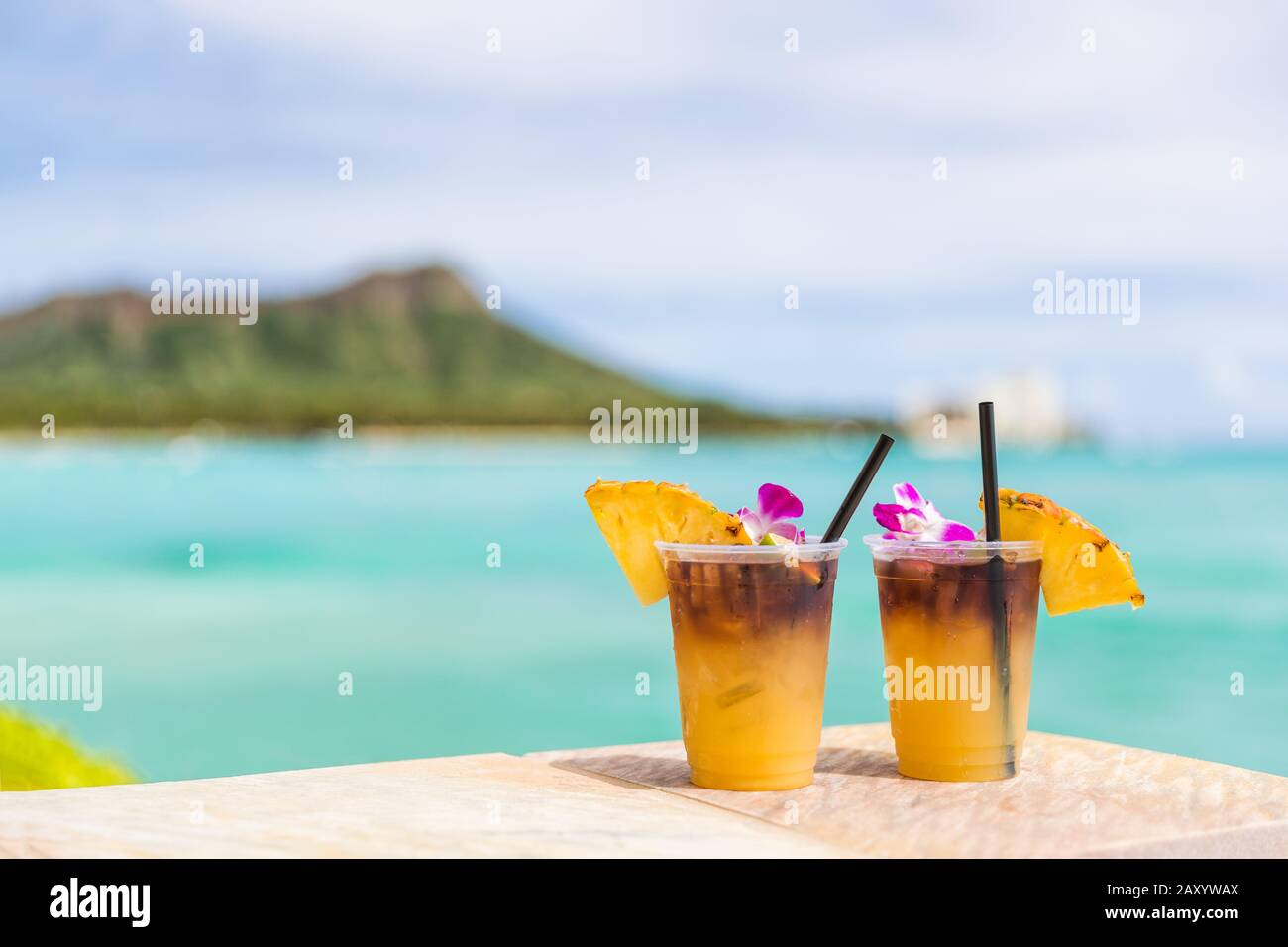 Hawaii mai tai Drinks on waikiki beach bar travel vacation in Honolulu,  Hawaii. Famosos cócteles de bebidas hawaianas con vistas al océano y a la  montaña Diamond Head, atracción turística de Hawai