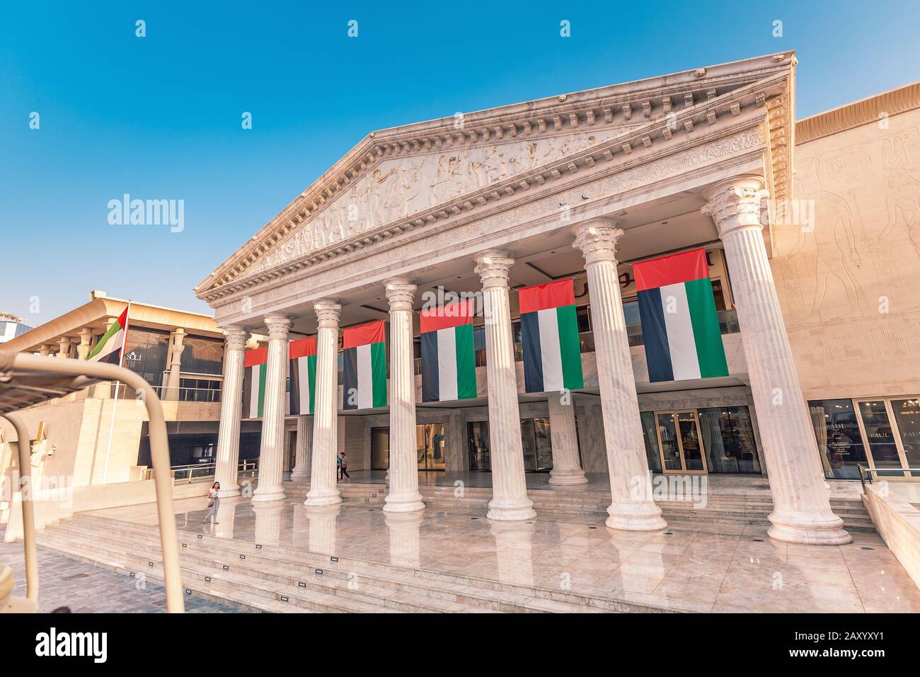 29 de noviembre de 2019, Dubai, Emiratos Árabes Unidos: Templo de temática griega en el centro comercial WAFI con restaurante francés Paul en el interior Foto de stock