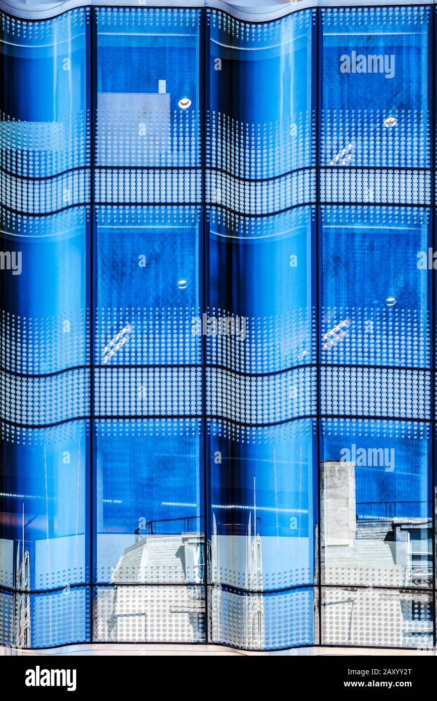 Primer plano de un moderno edificio de oficinas en Londres que crea una imagen abstracta. Foto de stock