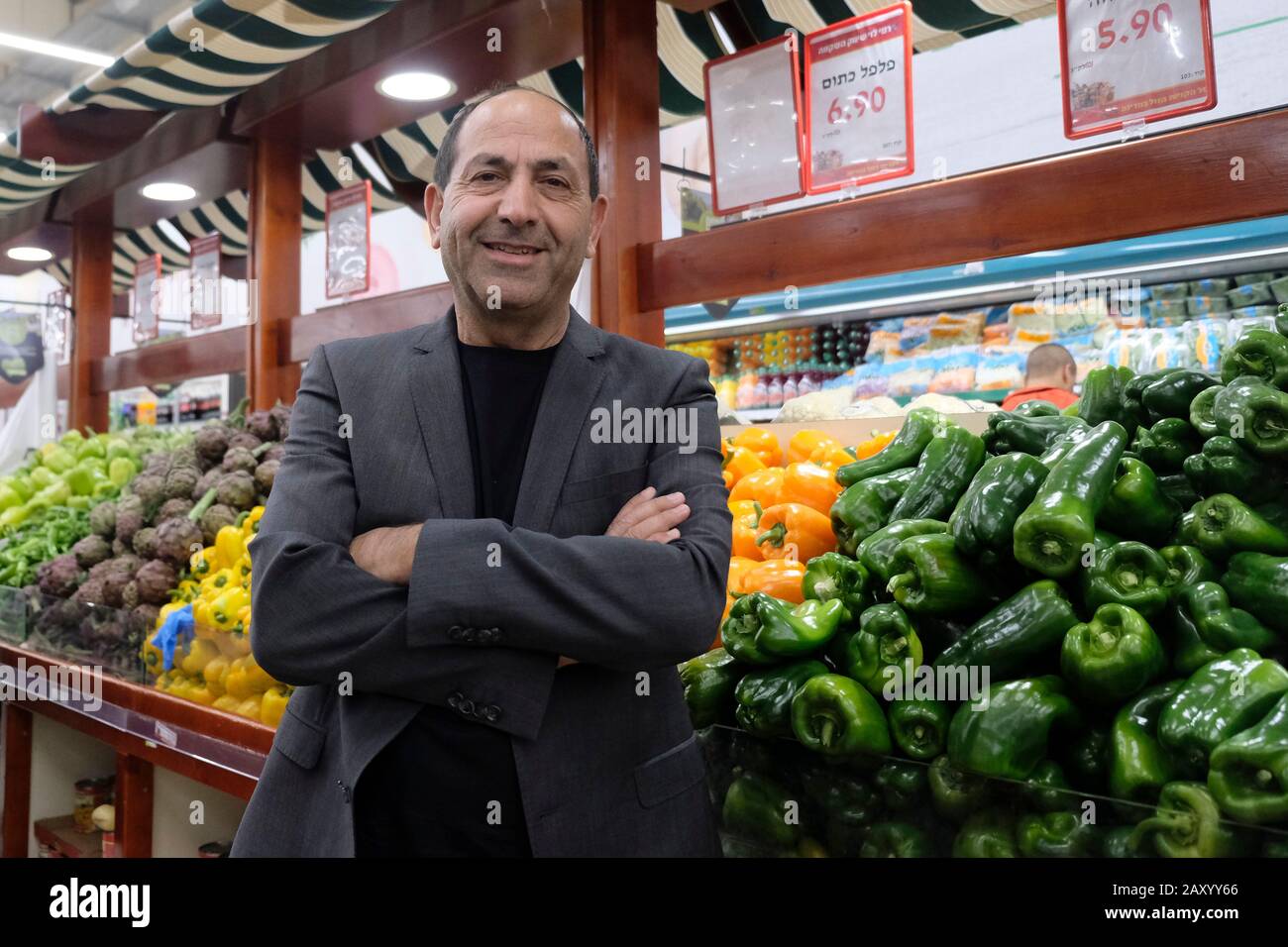 Rami Levy propietario de Rami Levy Hashikma Marketing una cadena de  supermercados al por menor israelí que opera en todo Israel, incluyendo  Cisjordania posando en una sucursal del supermercado Ramy Levy en
