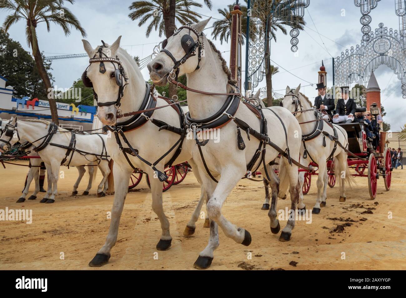 Carruajes de caballos decorados de forma tradicional, Feria del caballo de Jerez (Feria de caballo) , Jerez de la Frontera, provincia de Cádiz, Andalucía, España Foto de stock