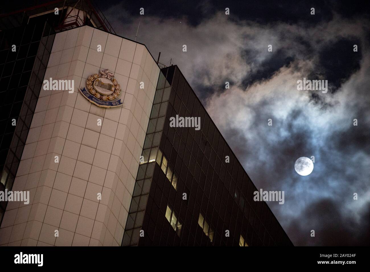 Hong Kong, China:16 Jun,2019. Cuartel general de la policía de Hong Wan Chai bajo una luna llena después de la marcha en Hong Kong contra el proyecto de ley de extradición presentado Foto de stock