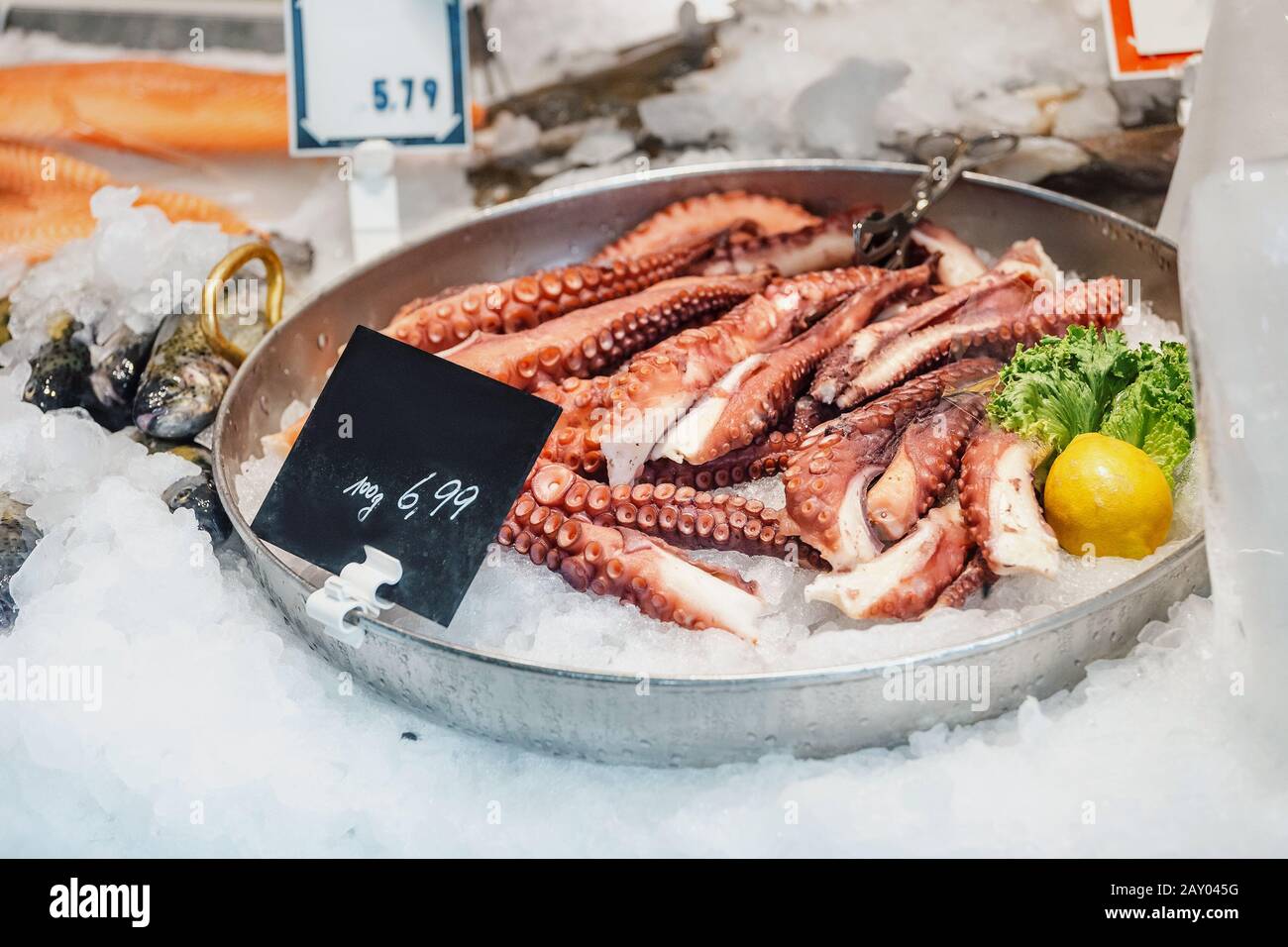 Puesto de mariscos con pulpo