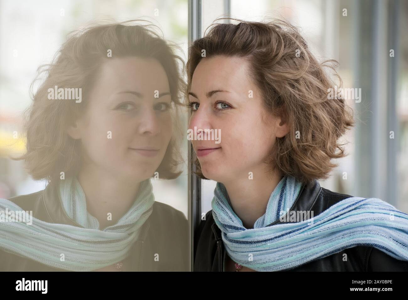 mujer joven en la ventana de la tienda Foto de stock