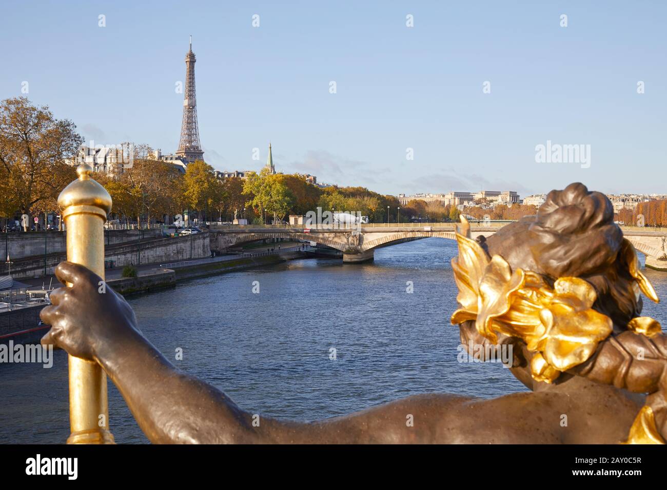 Torre Eiffel y río Sena visto en un soleado día de otoño desde el puente Alexandre III, cielo azul claro en París Foto de stock